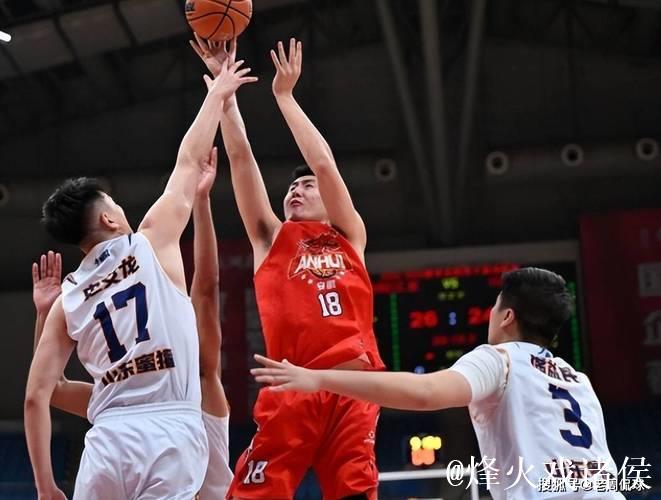 山东蜜獾81比95输安徽，赛季首败无缘两连胜，陈玖章独砍20分，双外援都打出两双数据，NBL联赛新军经验不足，问题颇多